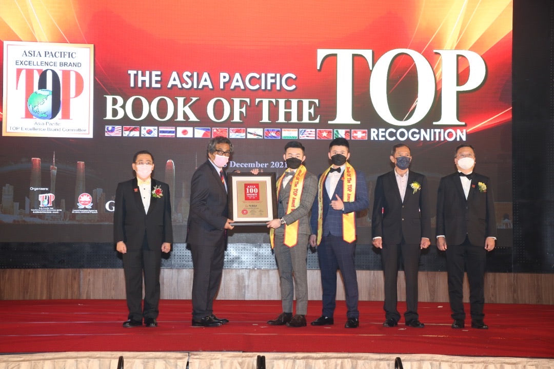 Ryan and Jun receiving the Asia 100 Favourite Products award on stage